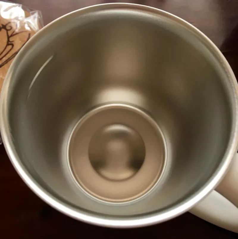 就会碰到杯子的小编来说,这样的造型当然比细长的更合适啦~77大敞口