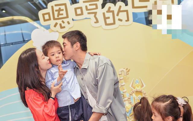 杜江霍思燕親吻兒子為其慶祝6歲生日，嗯哼和小學同學玩嗨了 娛樂 第11張