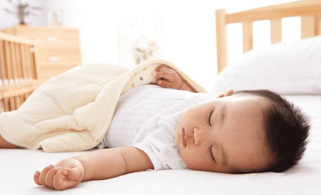 【晚晚育儿】宝宝睡觉时出现以下3个小动作是在向妈妈“求助”，宝妈们要重视