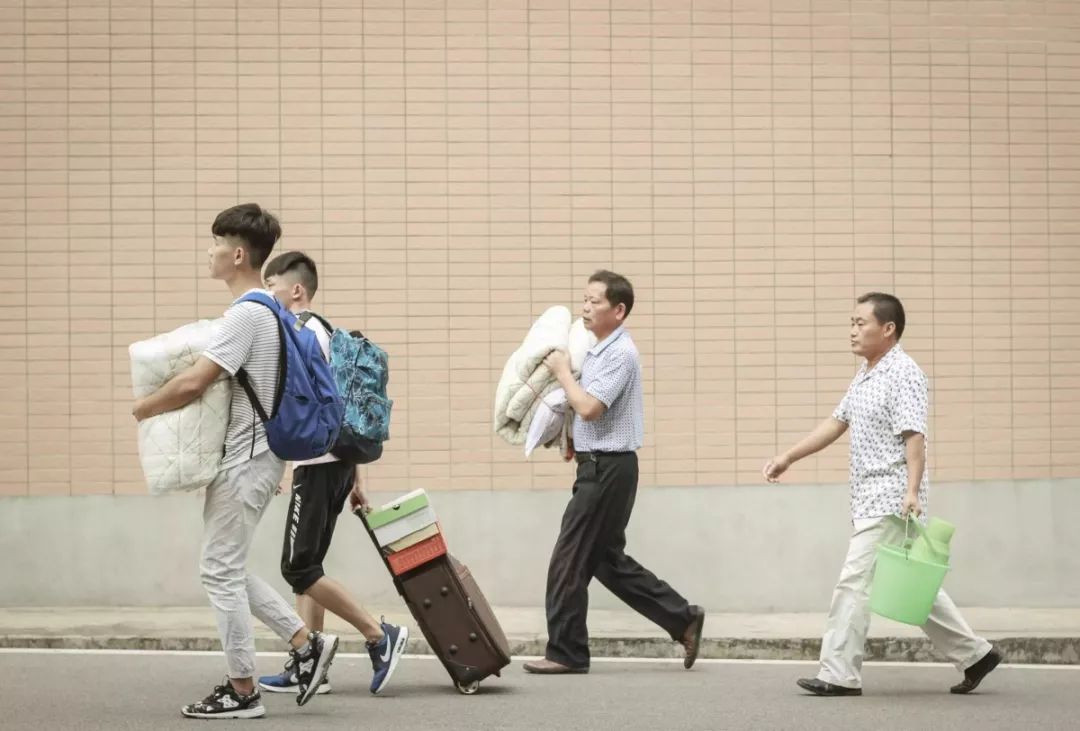 一个父母送孩子上大学的情景