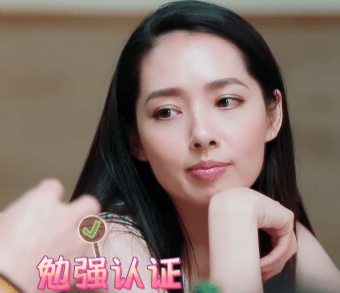 郭碧婷高颜值是郭家基因突变?二妹撞脸凤姐,三妹笑起来不忍直视