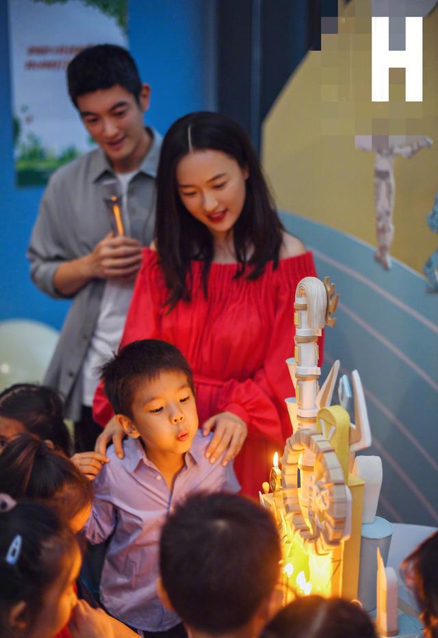 杜江霍思燕親吻兒子為其慶祝6歲生日，嗯哼和小學同學玩嗨了 娛樂 第8張
