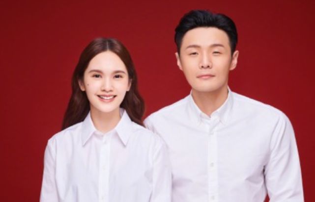 李荣浩正式官宣,跟杨丞琳领结婚证,照片出来被