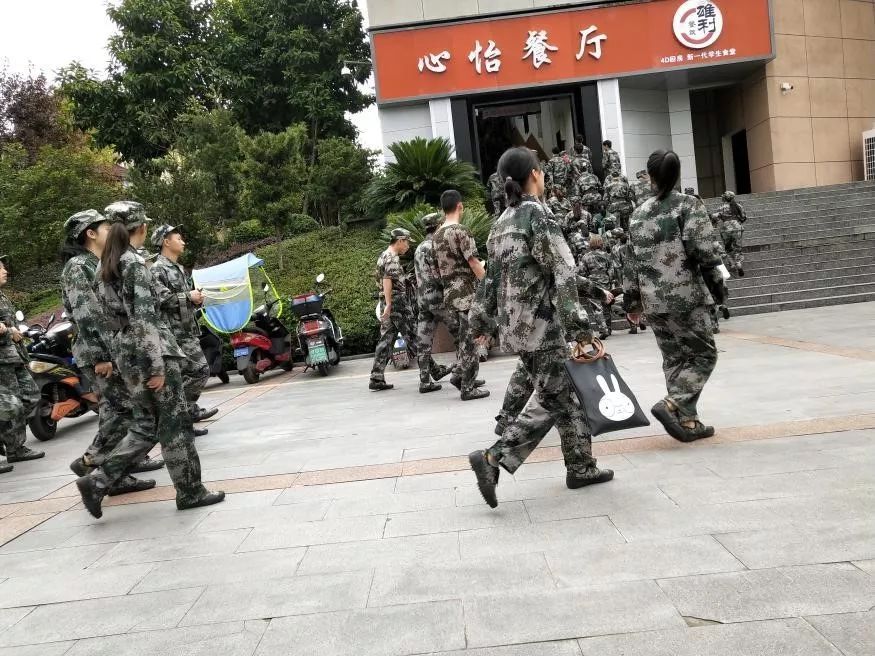 兴高采烈地冲向食堂,学长学姐上完课,每每到了饭点,尤其是食堂,学海