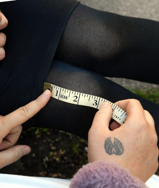 因校服裙子高过膝盖三英寸,英国女生被赶