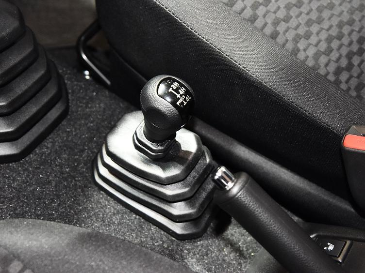 如何开自动挡小车 e8e7342851a24ac588fcf978b654dfc6.jpeg