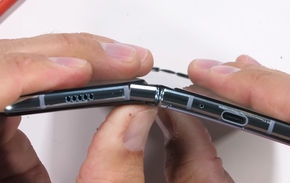 三星折叠屏手机耐用性测试：屏幕易划伤 微粒仍会进入内部