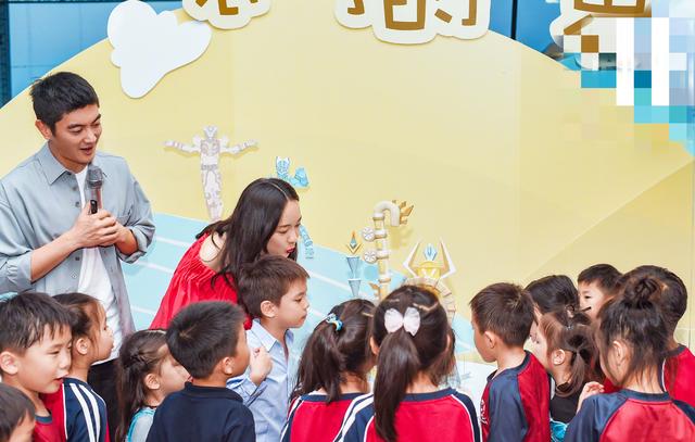 杜江霍思燕親吻兒子為其慶祝6歲生日，嗯哼和小學同學玩嗨了 娛樂 第7張