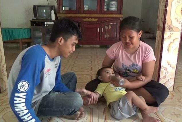 印尼父母给6个月大婴儿喝咖啡：买不起奶粉，一天3瓶咖啡