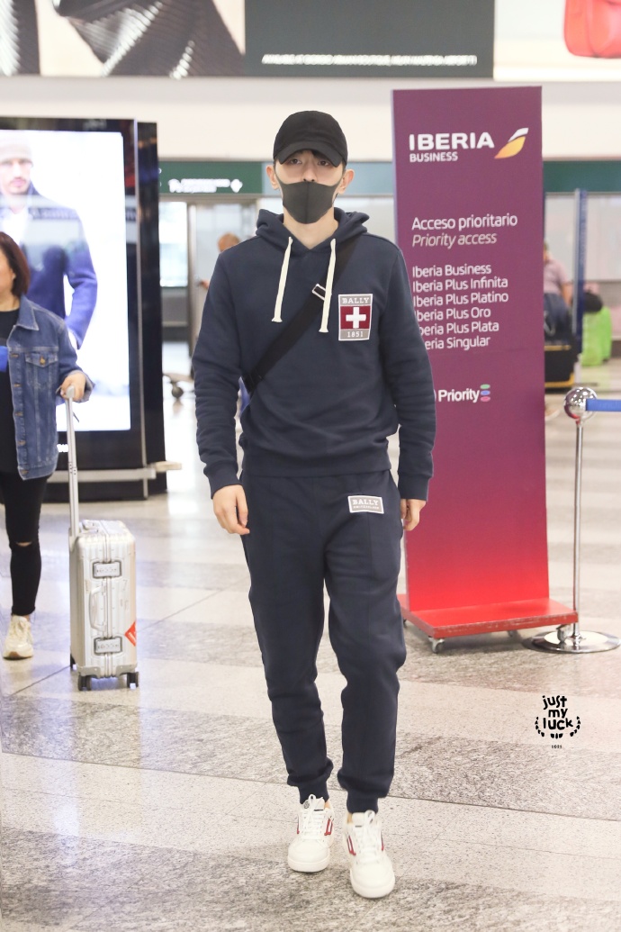 [消息]邓伦结束时装周行程 于今日启程回国