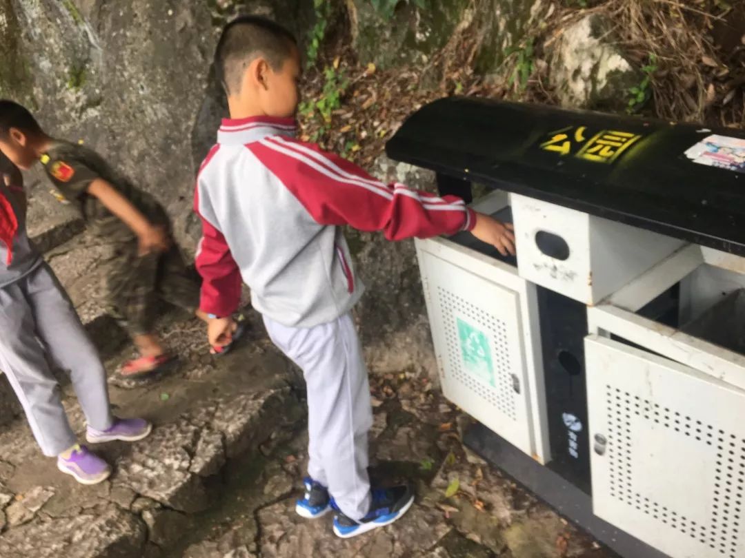 三 现场志愿服务 环保志愿者用自己的言行举止影响身边的人,邀请与
