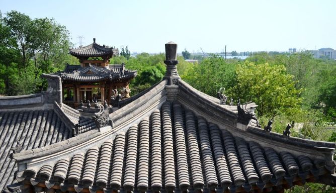 合瓦屋面是底瓦和盖瓦都用板瓦的屋面,常见于小式民居,为了方便走水