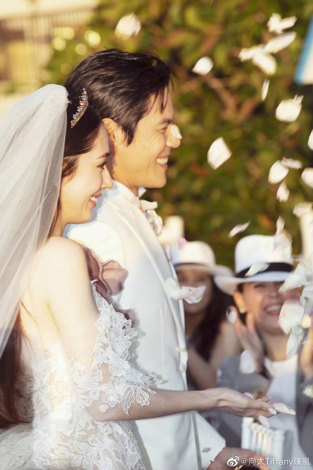被向佐郭碧婷的婚礼照甜哭，这次的新娘美甲怎么比新娘妆还好看？！