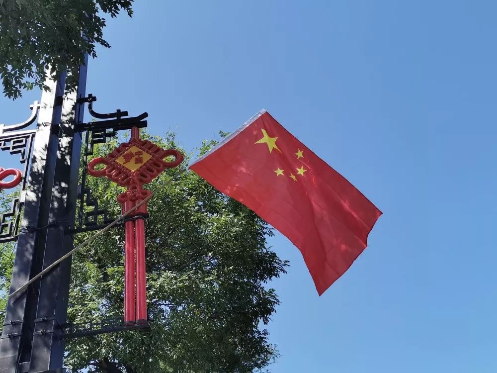 "中国红"在临潼上空飘扬~_五星红旗