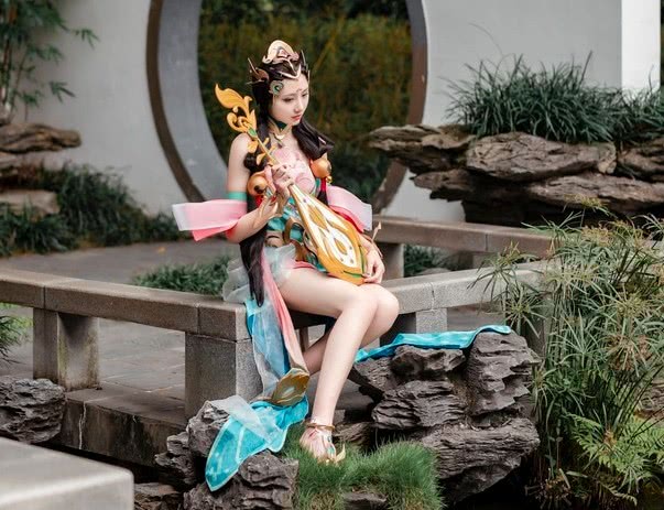 女玩家cos杨玉环,有谁注意手中的琴?这尺寸小朋友也能
