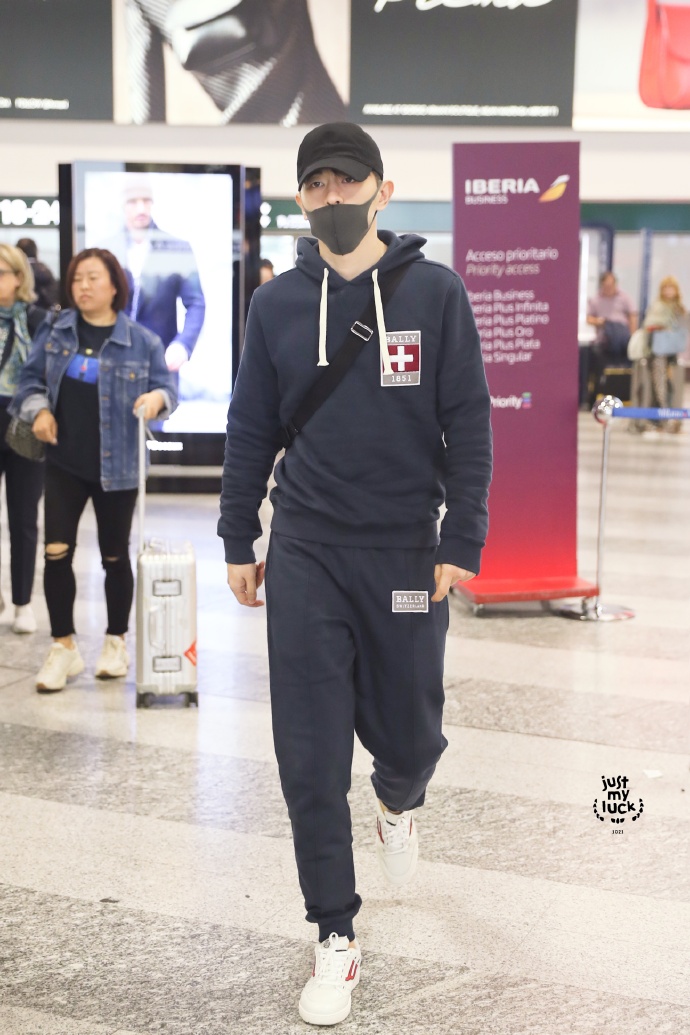 [消息]邓伦结束时装周行程 于今日启程回国