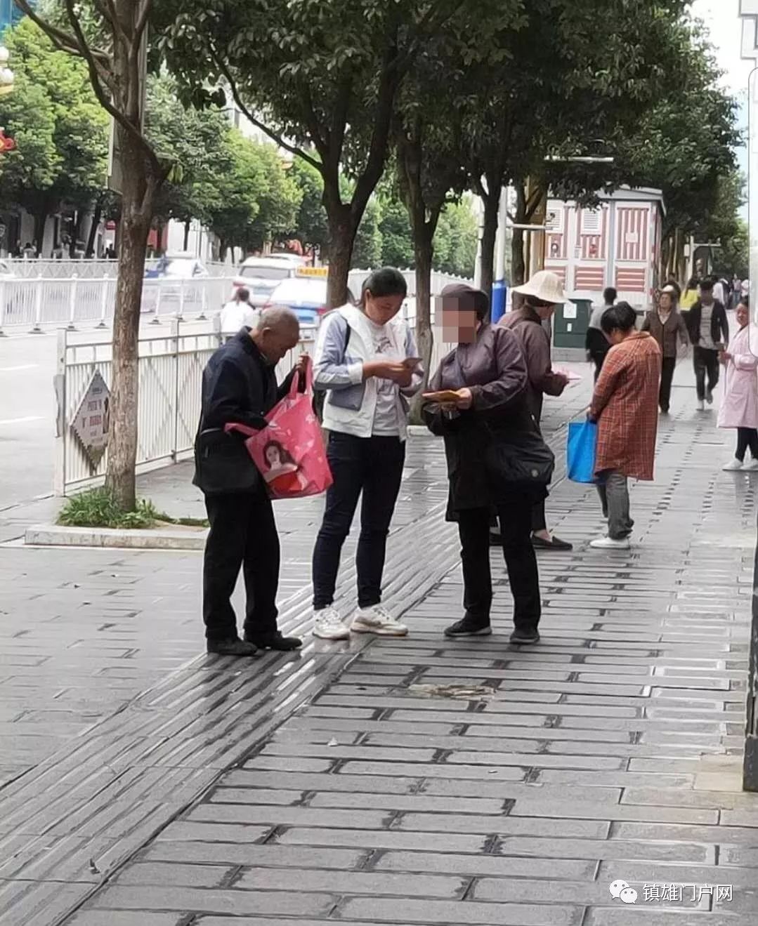 这些人群中少则三五块,多则十几块的给她,但学生占多数.