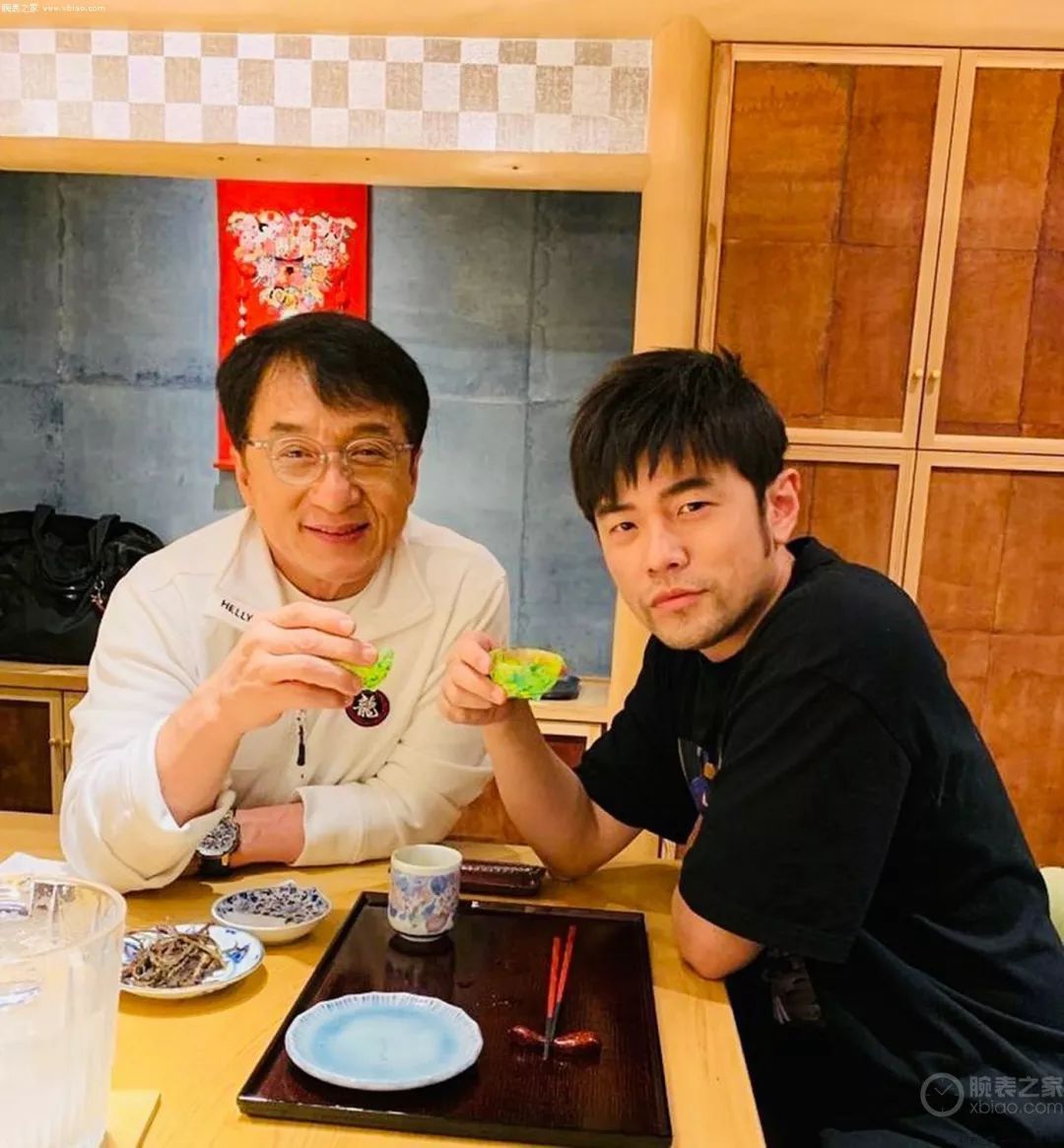 周杰伦和自己的经纪人(以及奶茶)周杰伦和朋友聚餐我们先来说说周杰伦