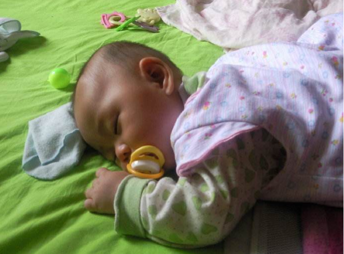 「新育儿那些事」新生儿有这两种睡姿，宝妈要及时调整，不仅影响头型还影响发育
