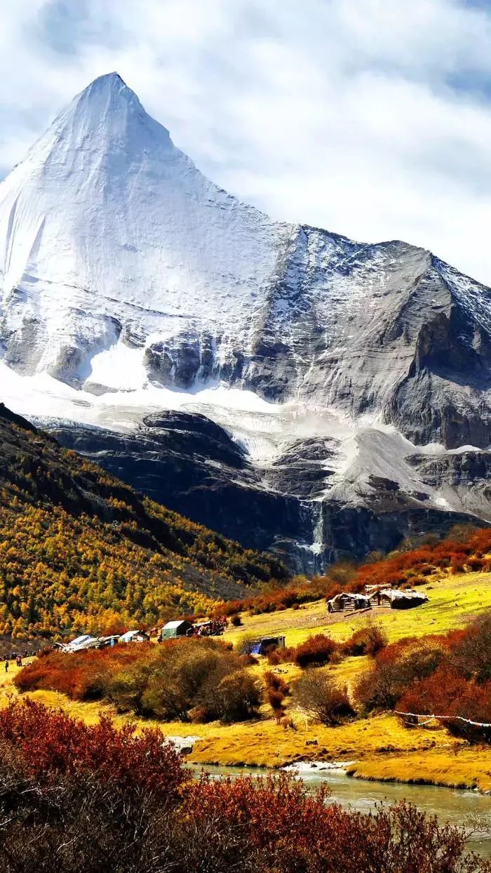 这里有风景壮丽的雪山,又辽阔的草甸,五彩斑斓的森林以及碧蓝通透的