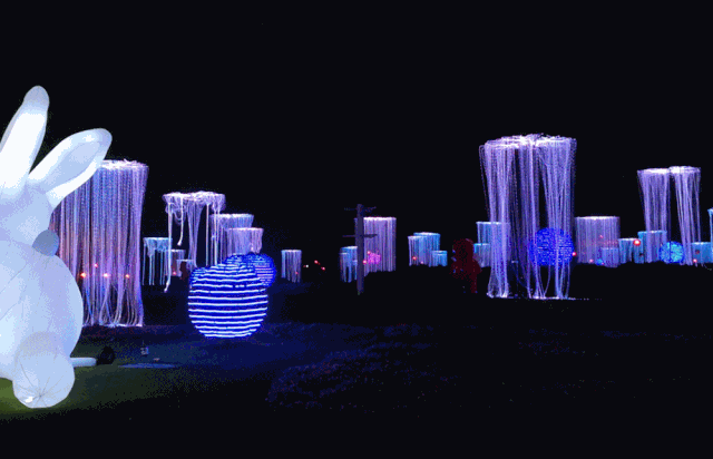 于是世界便有了光 诗人说 黑夜给了我黑色的眼睛 我却用它来寻找光明