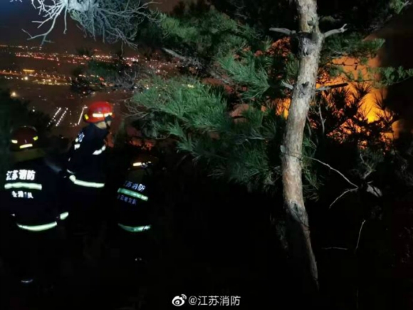 连云港花果山发生山火消防部门正组织扑救