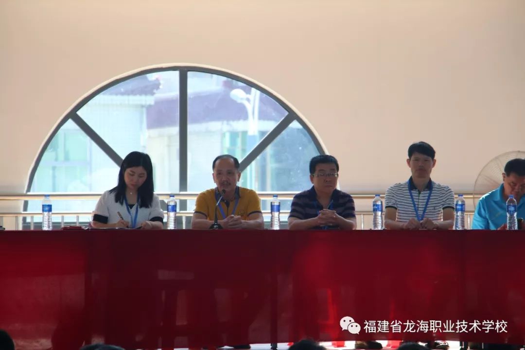 龙海职校举行2019级新生军训会操表演