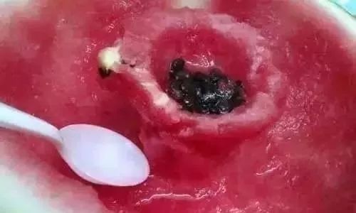 食用方法:可以把西瓜子壳打碎了,用水煮1个小时,然后滤出水来喝.
