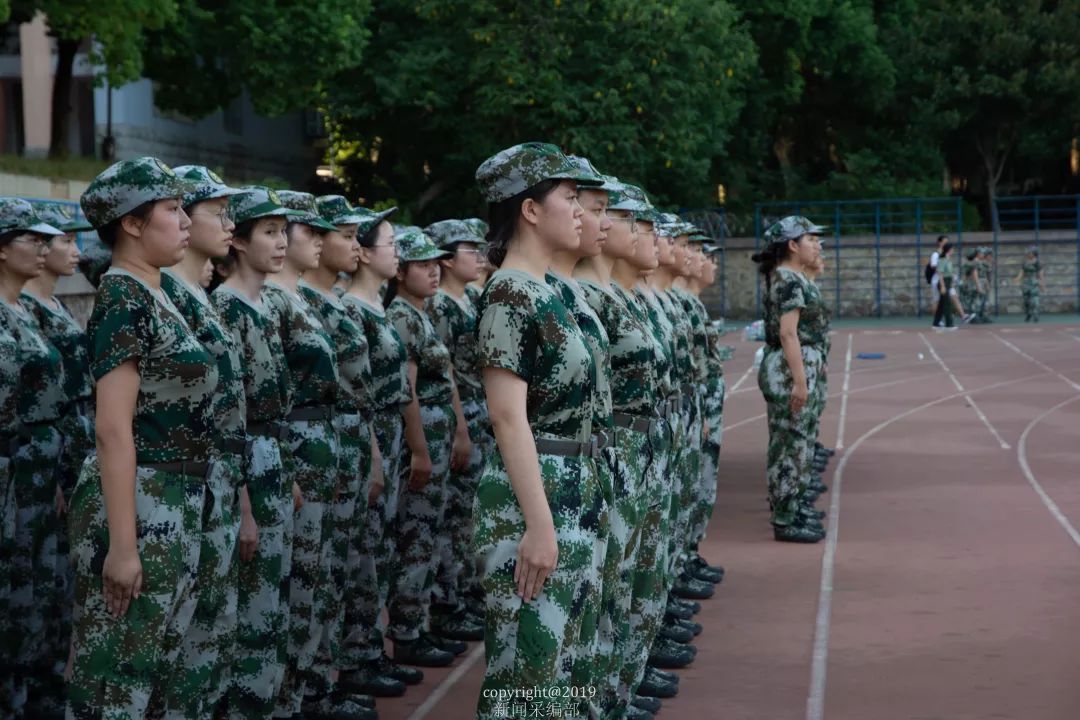 图|女生在认真站军姿并看教官纠正走姿