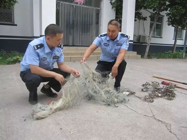 图为该所民警上山巡逻和剔除的捕猎工具