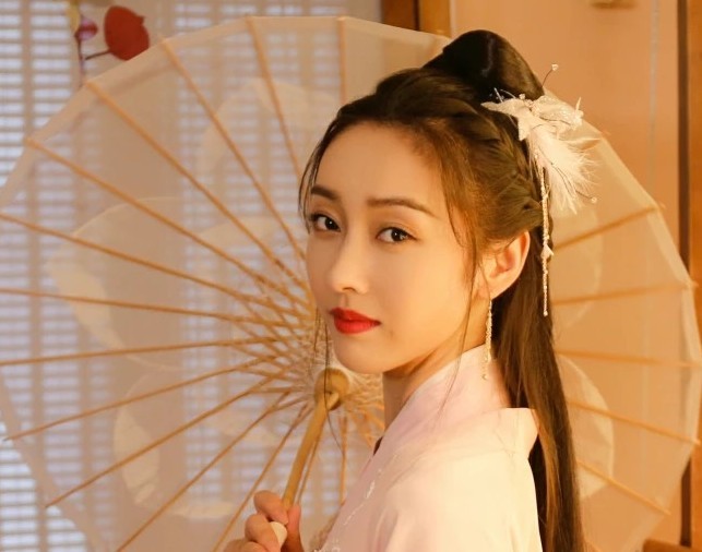 就连剧中的一些配角也是随之而红,比如说像舅舅汪卓成,师姐宣璐等等