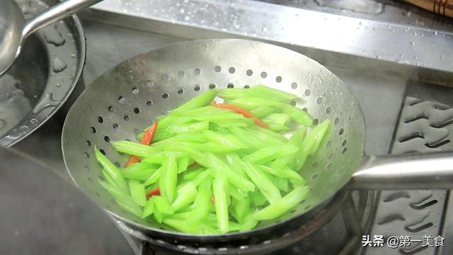 怎样炒芹菜又脆不塞牙 b2d2829c7a6b4c34bc111f3c17cbb74e.jpeg