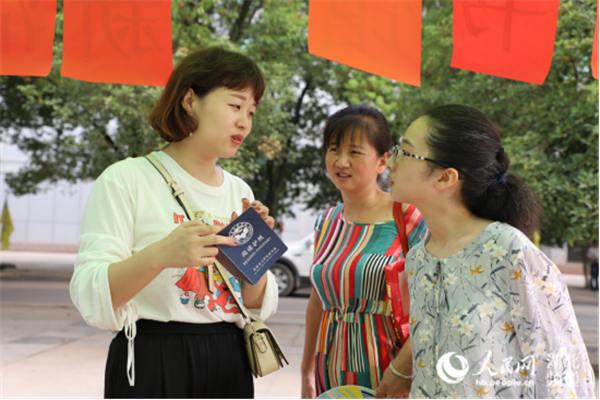 武汉一高校为新生订制“阅读护照”