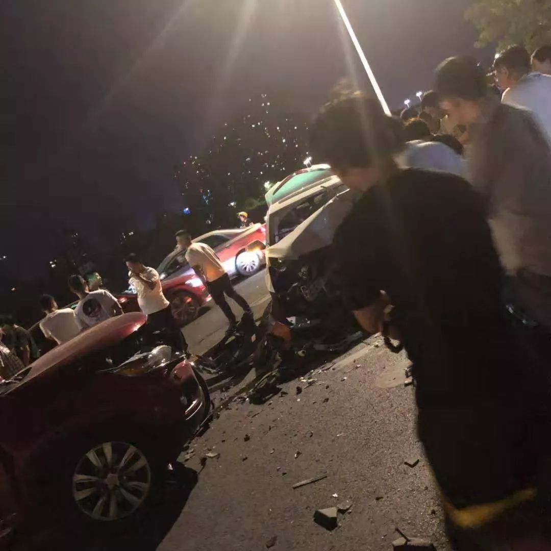 据网友爆料:9月19日晚上10点18分,解放路二环北路颐高旁边(颐高门口