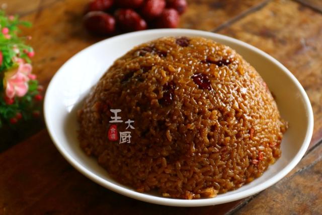 红糖糯米饭的简单家常做法，这样做出的米饭色泽红亮，软糯香甜