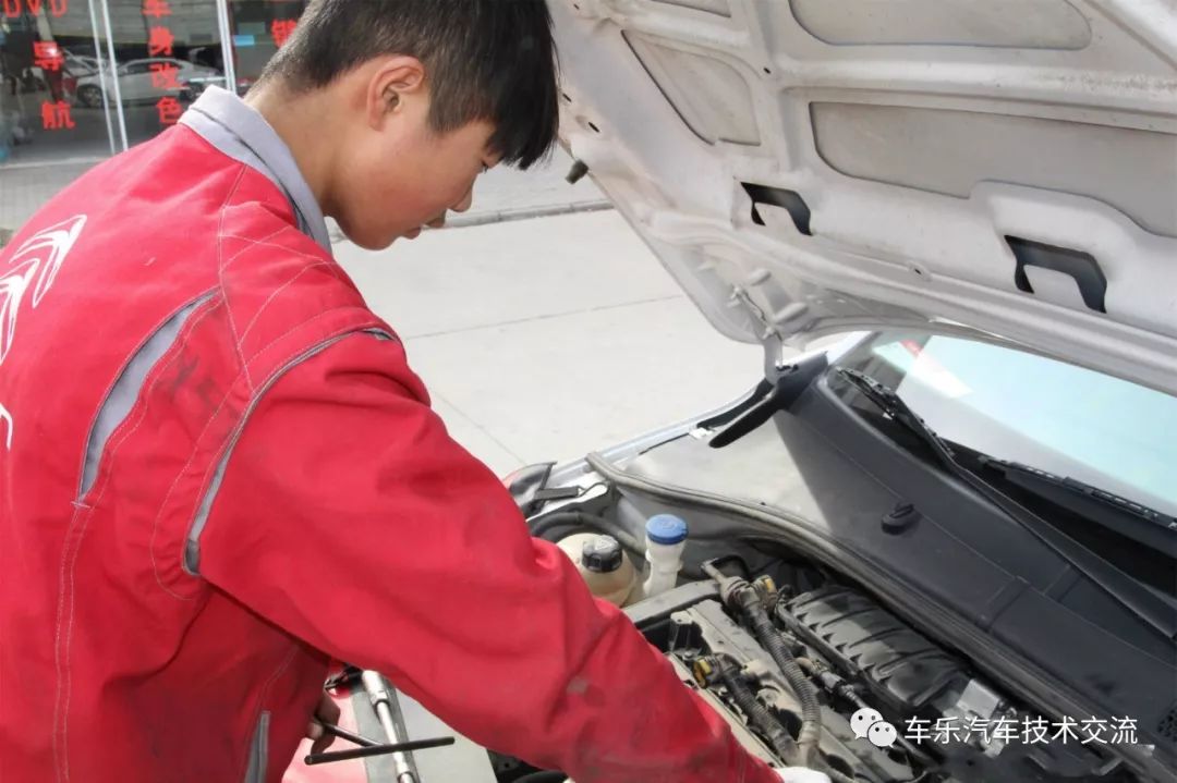 小伙子初中毕业学了三年修车,现已成师傅,技术杠杠滴