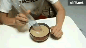 用超粗吸管喝碗里的珍珠奶茶。。。