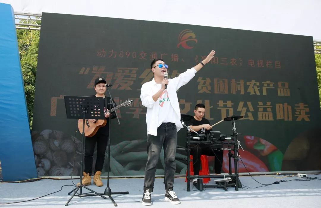 阿乐和mt乐队共同演绎歌曲助力现场.