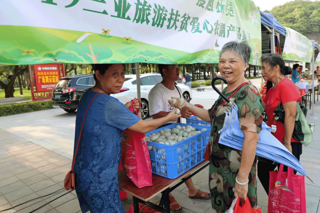 三亚旅游扶贫爱心农副产品集市开市啦中外朋友齐赶集