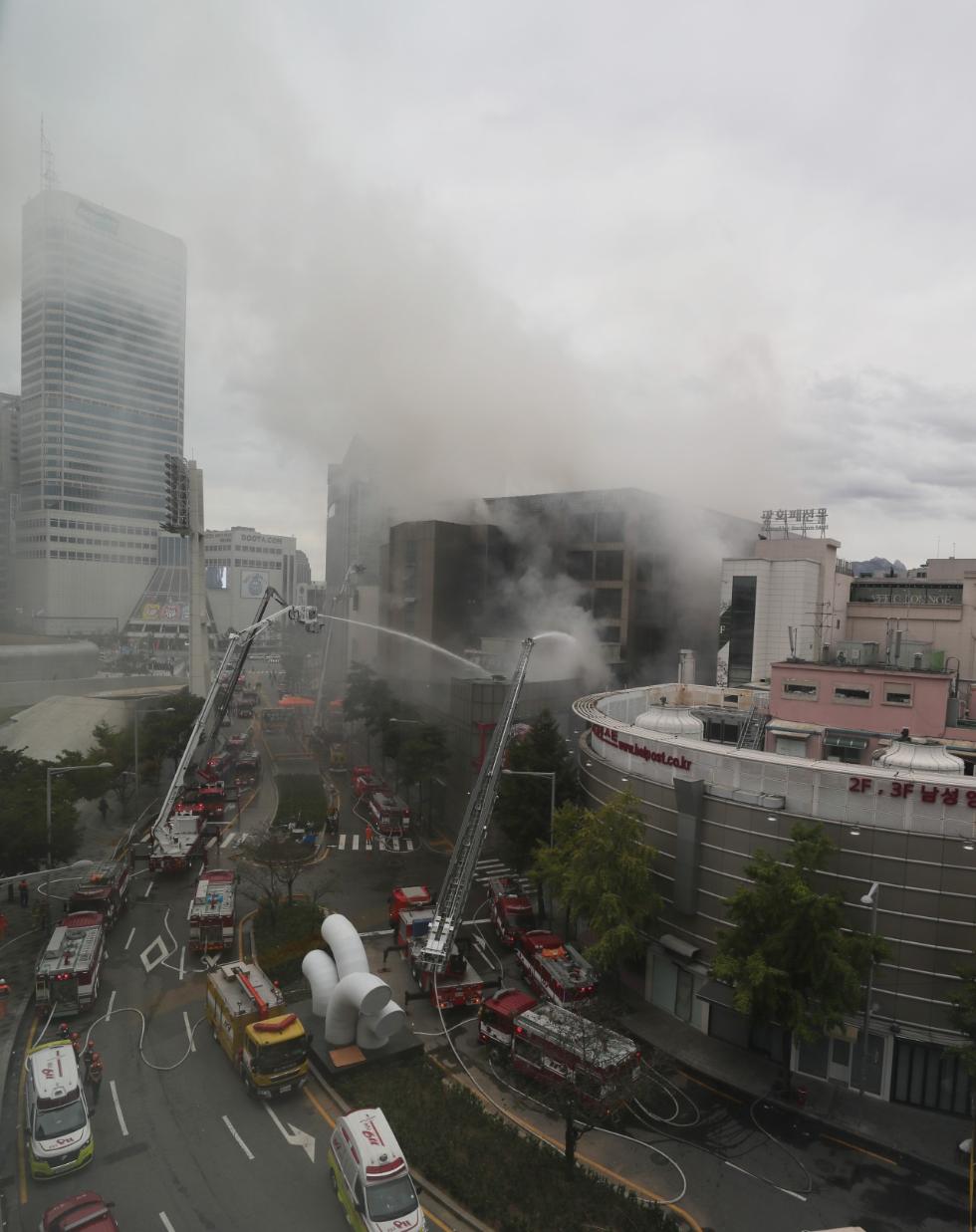 韩国首尔一商场突发火灾：现场浓烟滚滚已致2伤