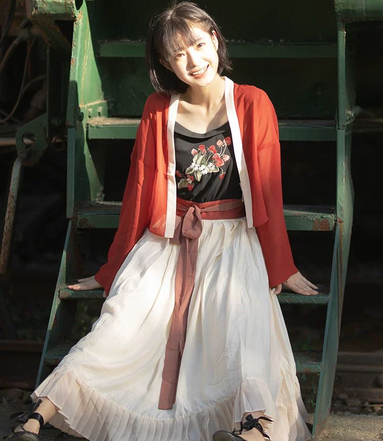 自己做衣服的网红 e43ab291373a42c7a3c3902df1b3509c.jpeg