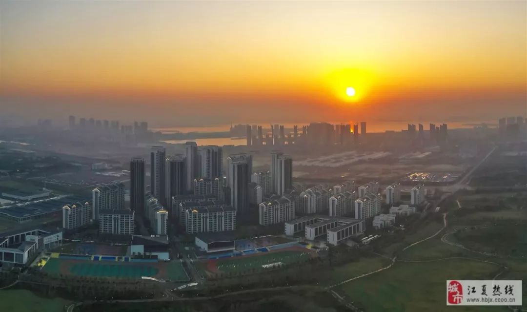 碧瓦朱甍的军运村全景图