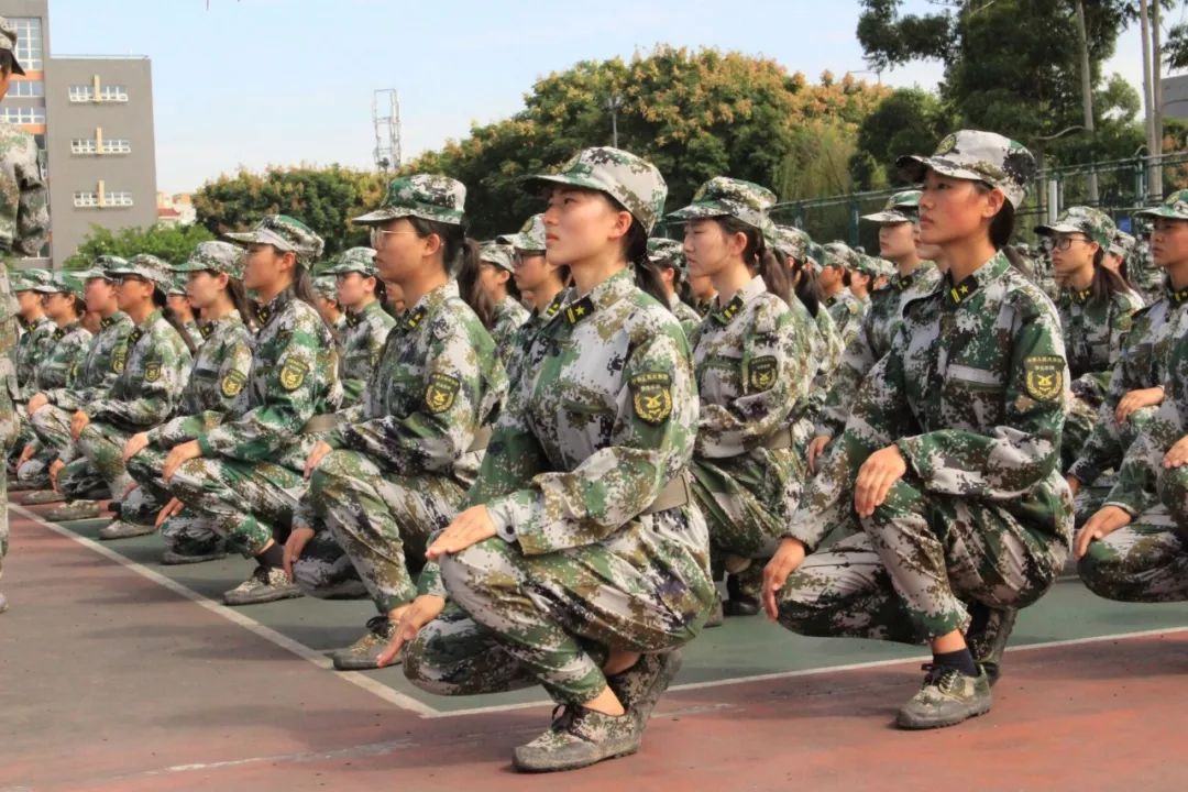 亦全新的开端 从军训的一开始 一切都是最好的安排 立正或蹲下 每一个