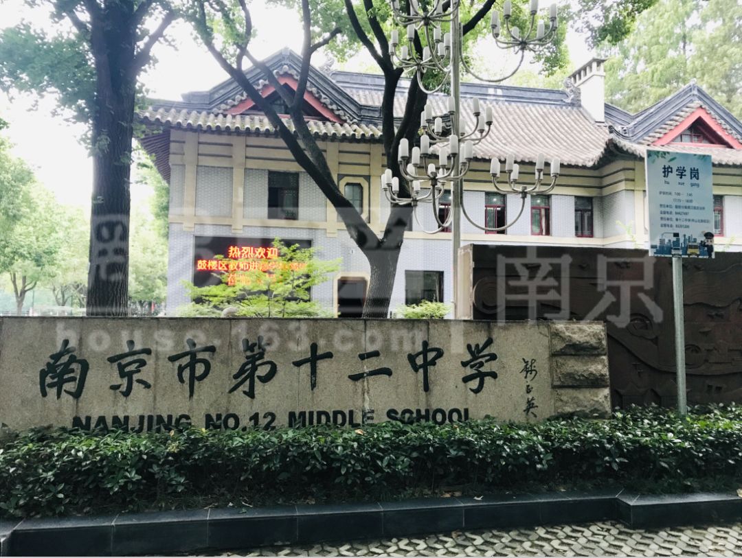 此外,鼓楼滨江地区的十二中,办学历史悠久,校园内建筑古色古香,曾是