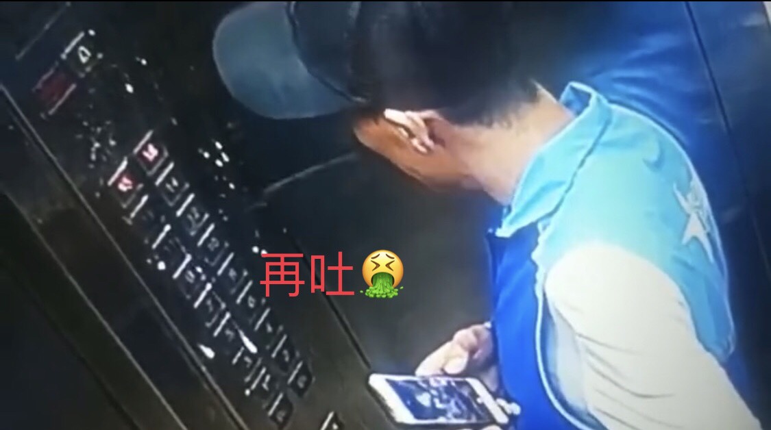 北京一外卖员在某小区电梯内对着楼层按键面板狂吐痰