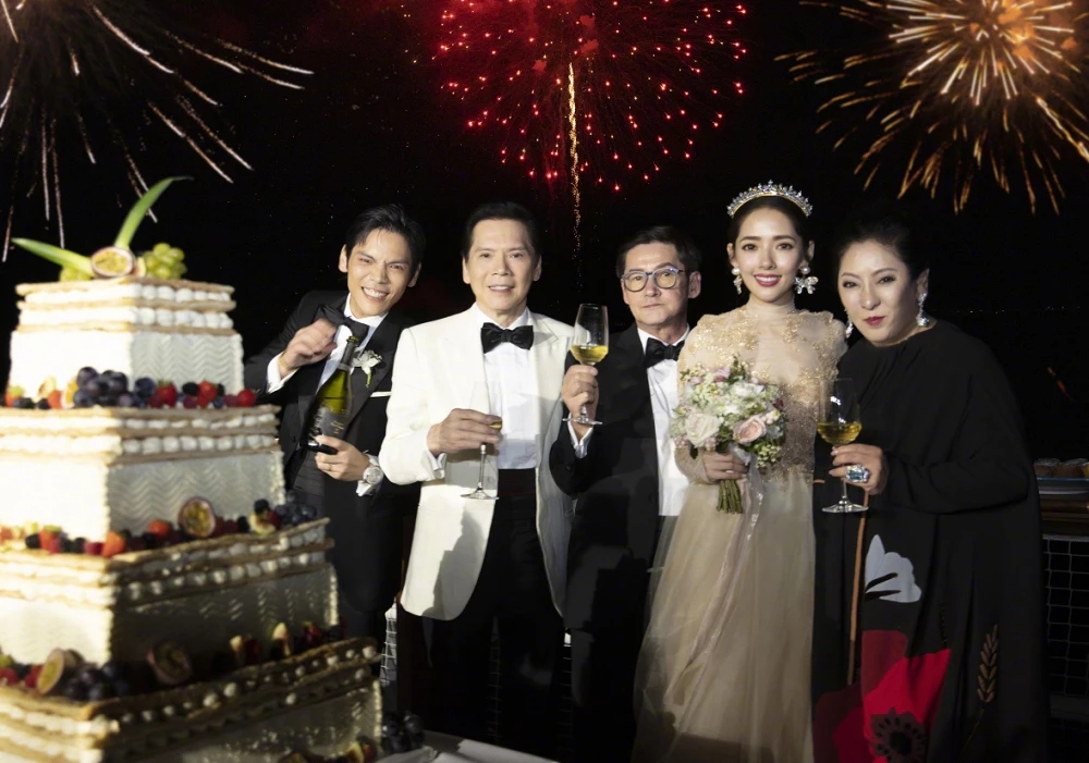 向太晒向佐郭碧婷结婚照,当看到郭碧婷向太的