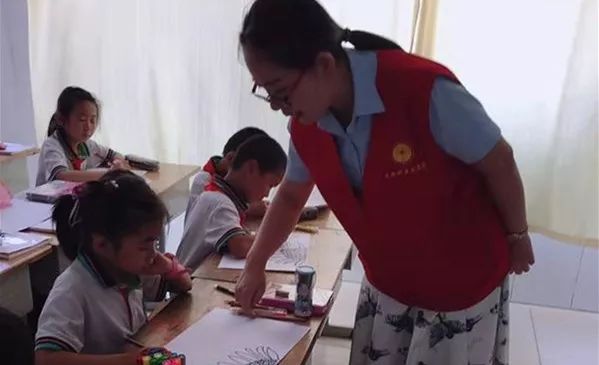 课上,老师晴于晴带领学生们画了美丽的向日葵,别有情趣.情趣用品京东发货v老师图片