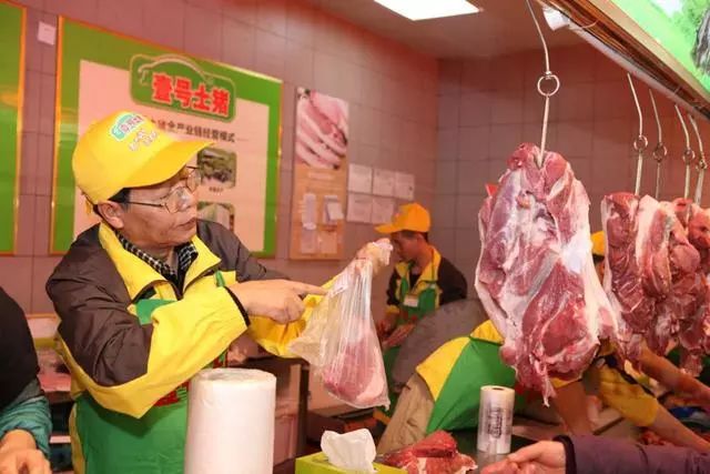 北大毕业卖猪肉的状元郎,如今53岁混成
