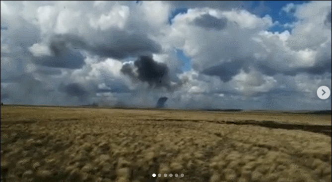 俄罗斯大型军事演习出意外：两辆装甲战车从空中急速坠毁