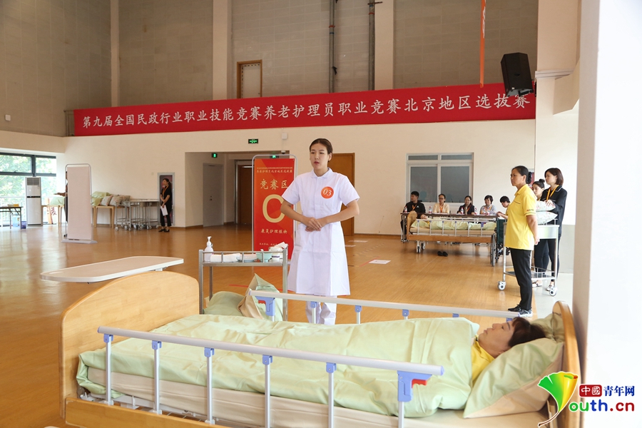 比赛现场,参赛者在"康复护理模块"参与考核.主办方供图